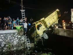 Hilang Kendali, Truk Pengangkut Pasir Nyungsep ke Drainase Sedalam 6 Meter